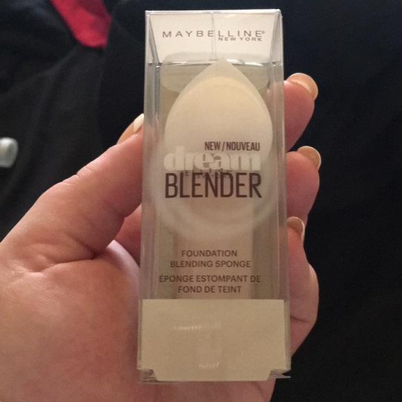 Foundation blending sponge & NYX setting spray - Picture 2 of 8